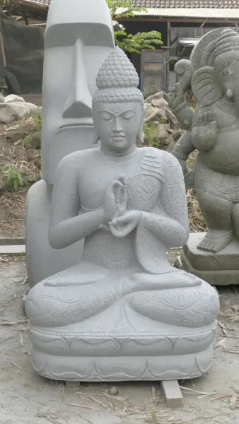 Sitzender Buddha mit floraler Schnitzerei -Chakra Position. Ungefähr 152cm Höhe. Naturstein (Flussstein), Steinmetzarbeiten 